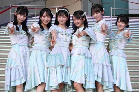 　ポーズを決める（左から）ＳＴＵ４８の尾崎世里花、石田千穂、曽川咲葵、高雄さやか、中村舞、久留島優果