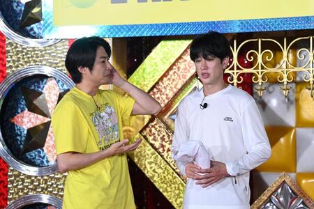 　横山裕（右）を激励する相葉雅紀は涙。横山裕も涙がにじむ