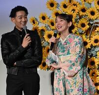 　舞台あいさつで笑顔を見せる（左から）竜星涼と吉岡里帆（撮影・持木克友）