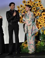 　舞台あいさつに登壇する竜星涼（左）と吉岡里帆（撮影・持木克友）