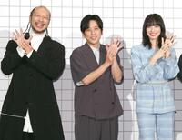 　「８」でポーズを決める（左から）河内大和、二宮和也、小松菜奈、川村元気監督（撮影・佐々木彰尚）