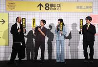 　質問に答える（左から）河内大和、二宮和也、小松菜奈、川村元気監督（撮影・佐々木彰尚）