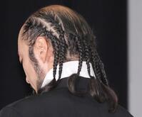 　髪の毛を８本にした河内大和（撮影・佐々木彰尚）