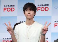 　ポーズを決めるソン・ジュンギ（撮影・佐々木彰尚）