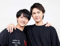 　ポーズを決める藤井直樹（左）と岡﨑彪太郎（撮影・石井剣太郎）