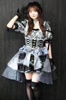 　ポーズを決める江籠裕奈