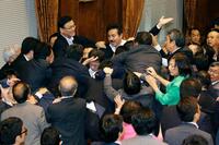 　２０１５年９月、参院平和安全法制特別委で、安保関連法案の採決をめぐり混乱。中央上が自民党の佐藤正久理事