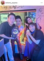 　金メダリストの須崎優衣も交えて、すごい仲よさそうな２人だけど…。青山フォール勝ちのインスタグラム＠ｎｅｌｓｏｎｓ＿ａｏｙａｍａより