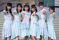 　ポーズを決める（左から）ＳＴＵ４８の尾崎世里花、石田千穂、曽川咲葵、高雄さやか、中村舞、久留島優果