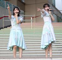 　熱唱するＳＴＵ４８の石田千穂（左）と中村舞