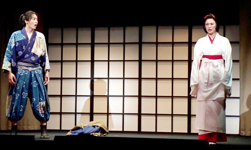 　「サヨナラソング-帰ってきた鶴-」フォトコールで熱演する（左から）小関裕太、臼田あさ美