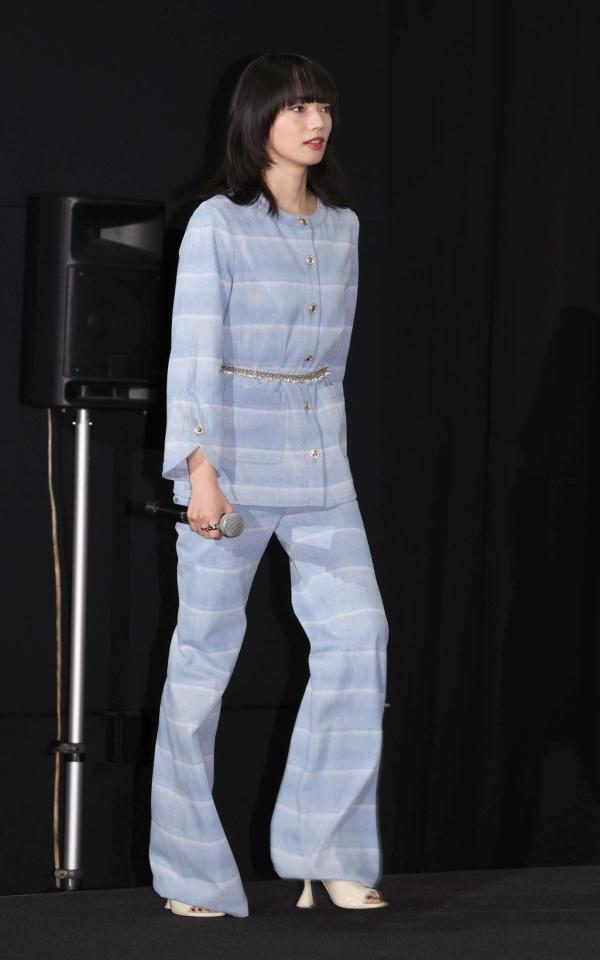 　舞台あいさつに登場した小松菜奈（撮影・佐々木彰尚）