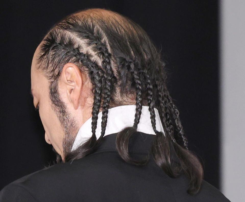 　髪の毛を８本にした河内大和（撮影・佐々木彰尚）