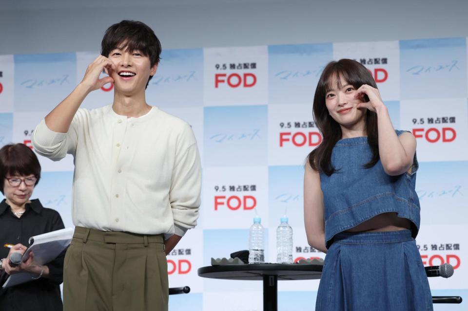 　ポーズを決めるソン・ジュンギ（左）とチョン・ウヒ（撮影・佐々木彰尚）