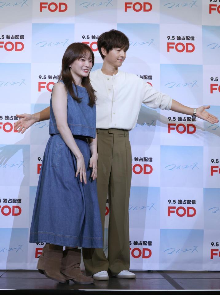 　会場を後にするチョン・ウヒ（左）とソン・ジュンギ（撮影・佐々木彰尚）