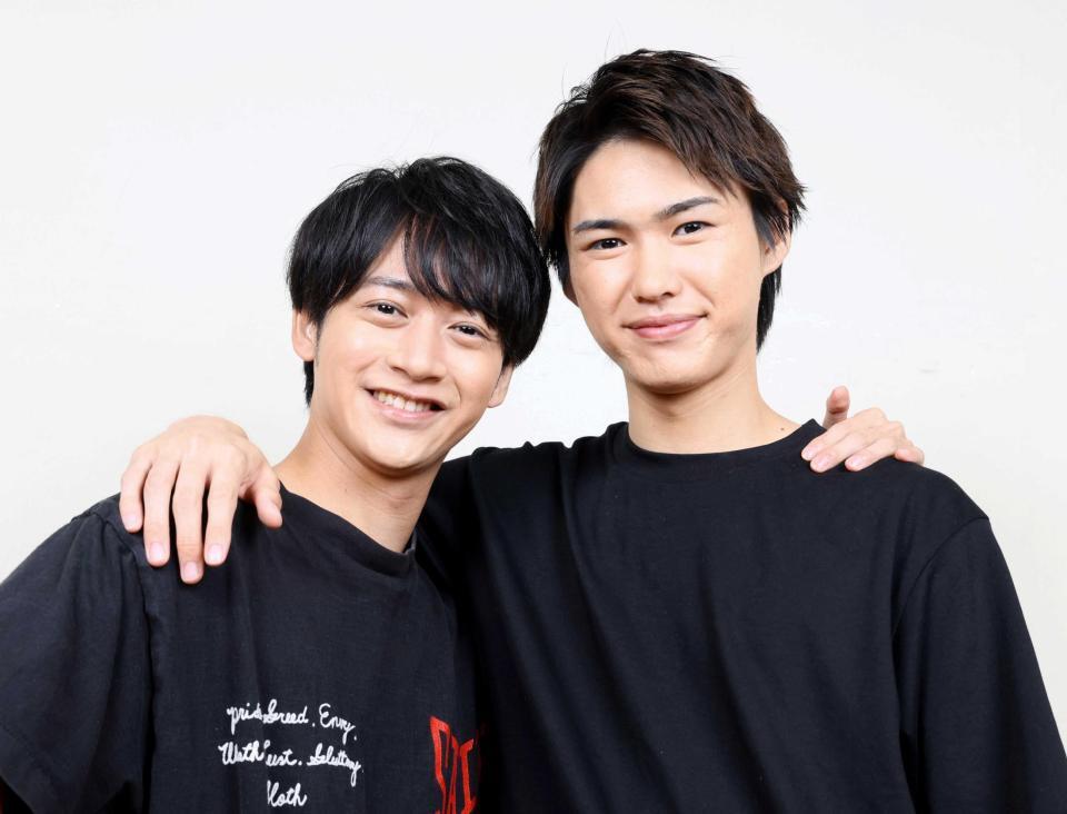 　ポーズを決める藤井直樹（左）と岡﨑彪太郎（撮影・石井剣太郎）