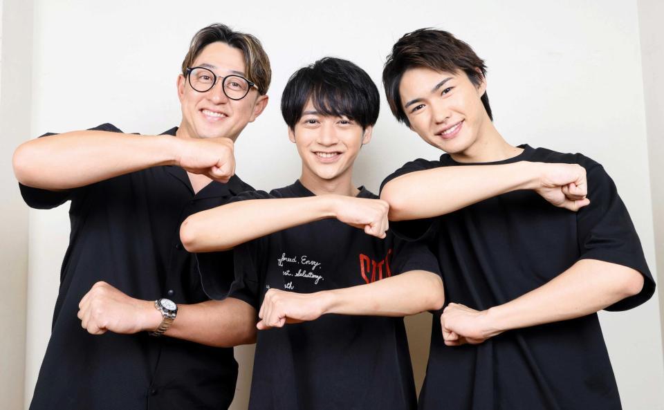 　ポーズを決める今成亮太氏、藤井直樹、岡﨑彪太郎（撮影・石井剣太郎）
