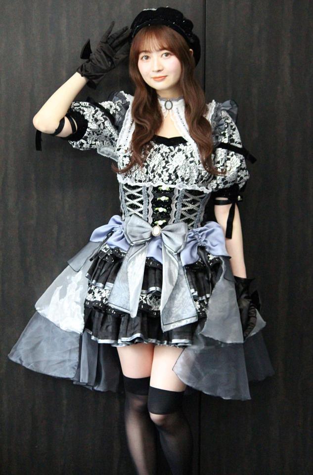 　ポーズを決める江籠裕奈