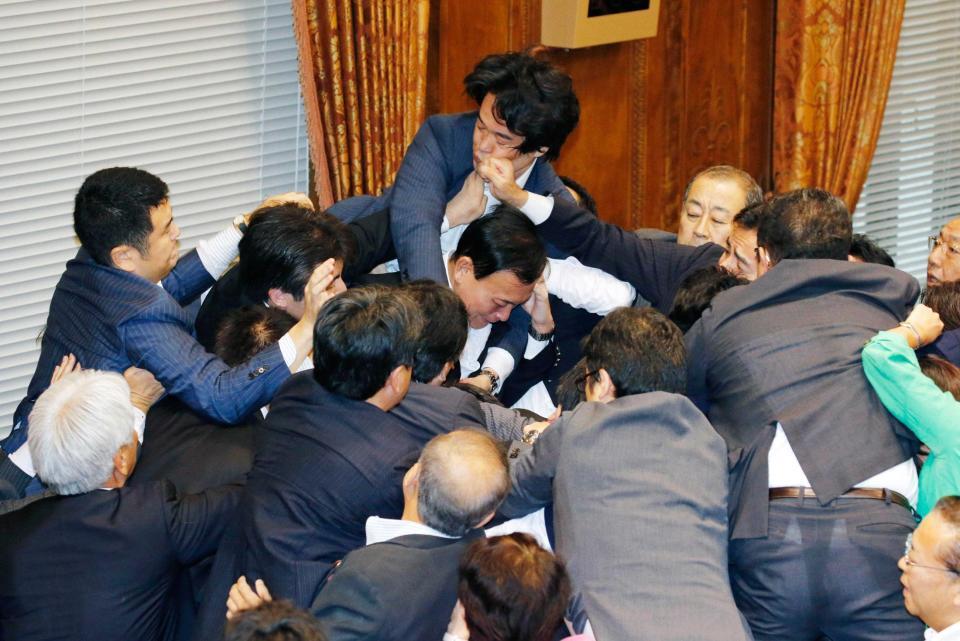 　２０１５年９月、安保法案採決をめぐり、参院委が混乱。自民・佐藤正久理事のこぶしが民主・小西洋之氏を直撃