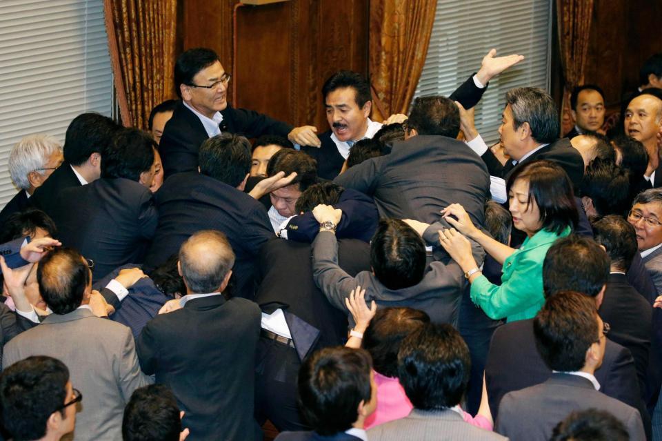 　２０１５年９月、参院平和安全法制特別委で、安保関連法案の採決をめぐり混乱。中央上が自民党の佐藤正久理事