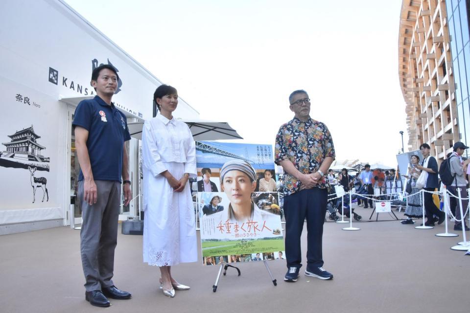 　大阪・関西万博会場内に登場した（左から）斎藤元彦兵庫県知事、菊川怜、篠原哲雄監督