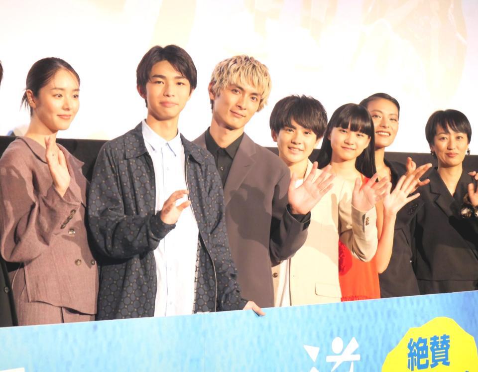 　イベントに出席した（左から）唐田えりか、原田琥之佑、高良健吾、中須翔真、山﨑七海、菅原小春、横浜聡子監督