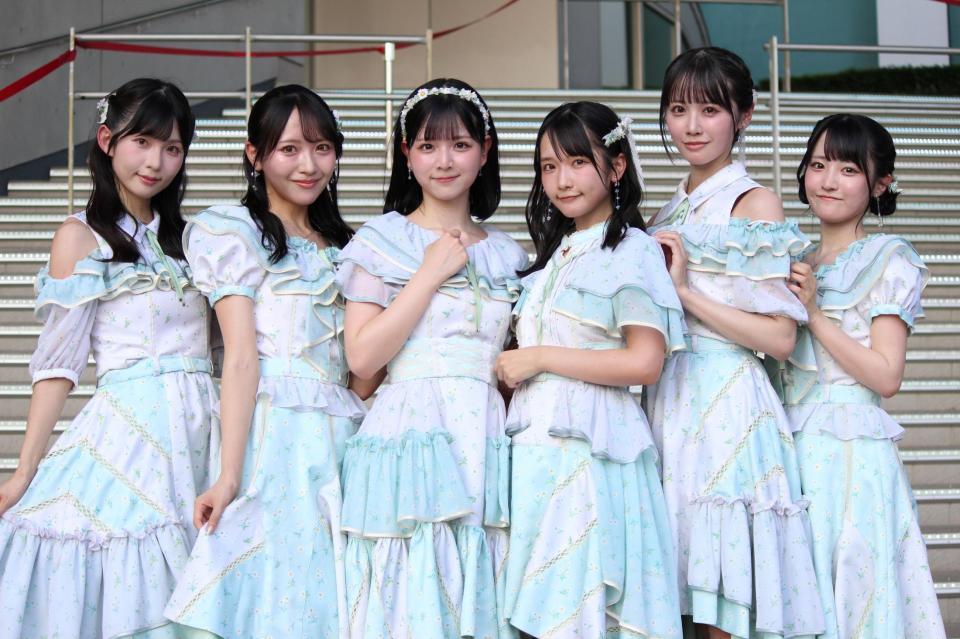 　ポーズを決める（左から）ＳＴＵ４８の尾崎世里花、石田千穂、曽川咲葵、高雄さやか、中村舞、久留島優果