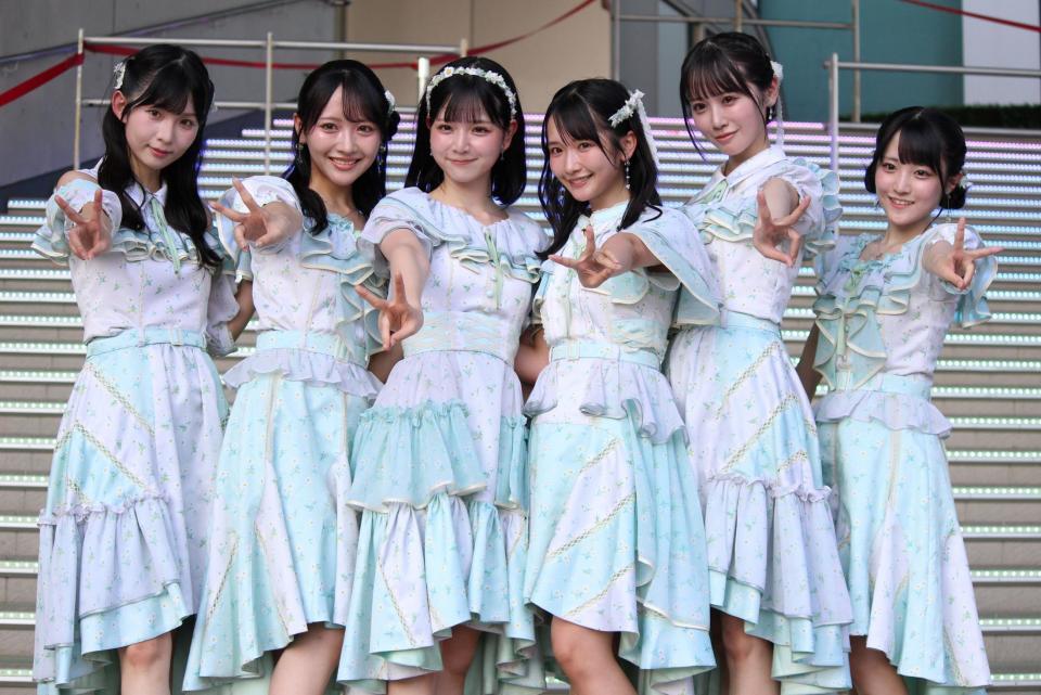 　ポーズを決める（左から）ＳＴＵ４８の尾崎世里花、石田千穂、曽川咲葵、高雄さやか、中村舞、久留島優果