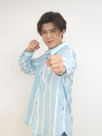 　写真撮影に応じる新浜レオン