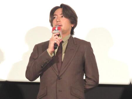 　アニメ映画「不思議の国のアリスと」の舞台あいさつに出席した間宮祥太朗