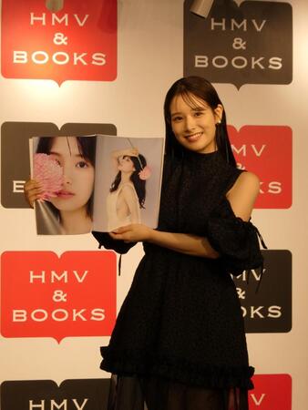 　お気に入りのページを見せる葉月くれあ