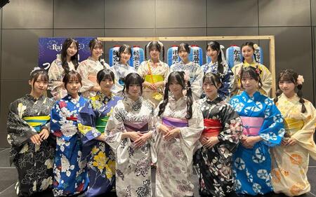 浴衣姿でポーズを決める（前列左から）Ｒａｉｎ　Ｔｒｅｅの仲俣美希、市原紬希、佐藤莉華、水野乃愛、百瀬紗菜、鈴野みお、遠藤莉乃、片瀬真花、（後列左から）綾瀬ことり、新野楓果、橋本真希、永瀬真梨、吉川海未、朝宮日向、葉山莉瑚　©ＯＶＥＲＳＥ／ＫＩＮＧ　ＲＥＣＯＲＤＳ