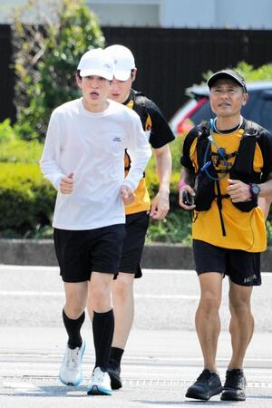 　炎天下でも必死にゴールを目指す横山裕（左）