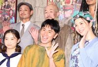 　笑顔を見せる（前列左から）伊東蒼、安田章大、壮一帆、（後列同）福田転球、温水洋一（撮影・吉澤敬太）