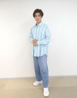 　写真撮影に応じる新浜レオン