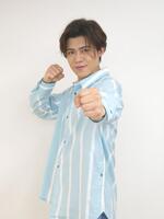 　写真撮影に応じる新浜レオン