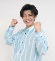 　写真撮影に応じる新浜レオン