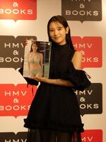 　撮影に応じる葉月くれあ