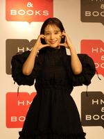 　撮影に応じる葉月くれあ