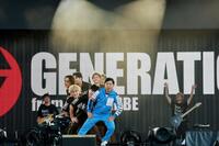 　ＧＥＮＥＲＡＴＩＯＮＳとコラボする岡村隆史（手前）