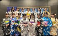 浴衣姿でポーズを決める（前列左から）Ｒａｉｎ　Ｔｒｅｅの仲俣美希、市原紬希、佐藤莉華、水野乃愛、百瀬紗菜、鈴野みお、遠藤莉乃、片瀬真花、（後列左から）綾瀬ことり、新野楓果、橋本真希、永瀬真梨、吉川海未、朝宮日向、葉山莉瑚　©ＯＶＥＲＳＥ／ＫＩＮＧ　ＲＥＣＯＲＤＳ