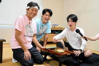 　城島茂（左）とＳｉｘＴＯＮＥＳ・森本慎太郎（中央）から差し入れを受ける横山裕