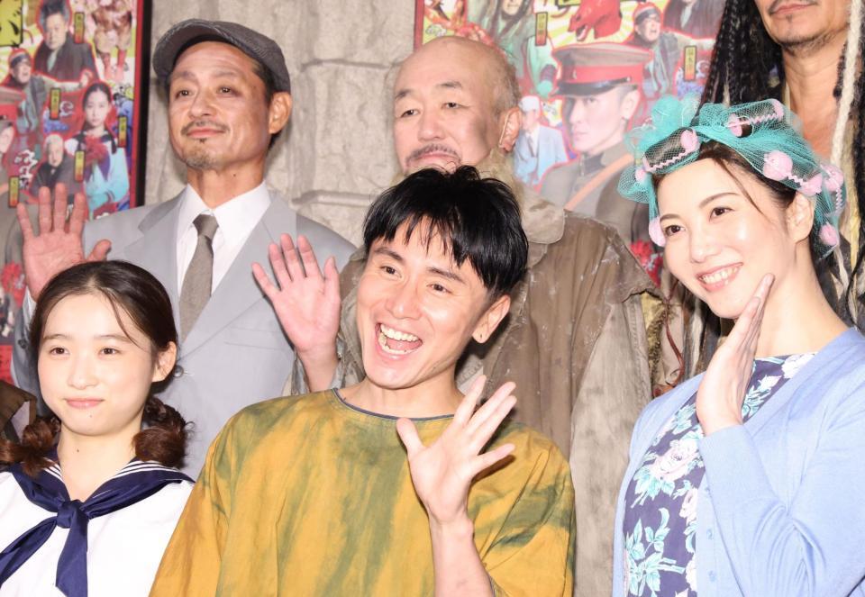 　笑顔を見せる（前列左から）伊東蒼、安田章大、壮一帆、（後列同）福田転球、温水洋一（撮影・吉澤敬太）