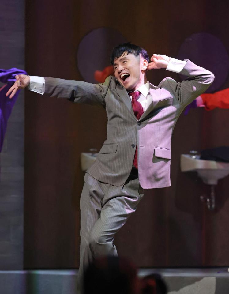 　笑顔でダンスする安田章大（撮影・吉澤敬太）