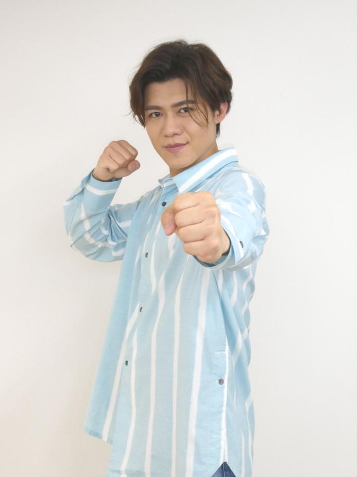 　写真撮影に応じる新浜レオン