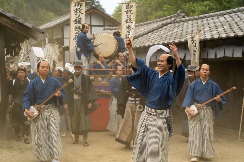 　ＮＨＫ大河ドラマ「べらぼう～蔦重栄華乃夢噺～」に出演する（手前の）新浜レオン
