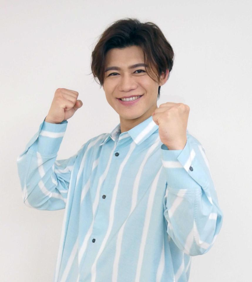 　写真撮影に応じる新浜レオン