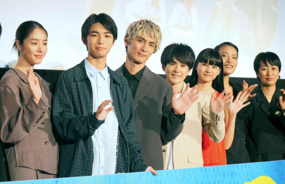 　イベントに出席した（左から）唐田えりか、原田琥之佑、高良健吾、中須翔真、山﨑七海、菅原小春、横浜聡子監督