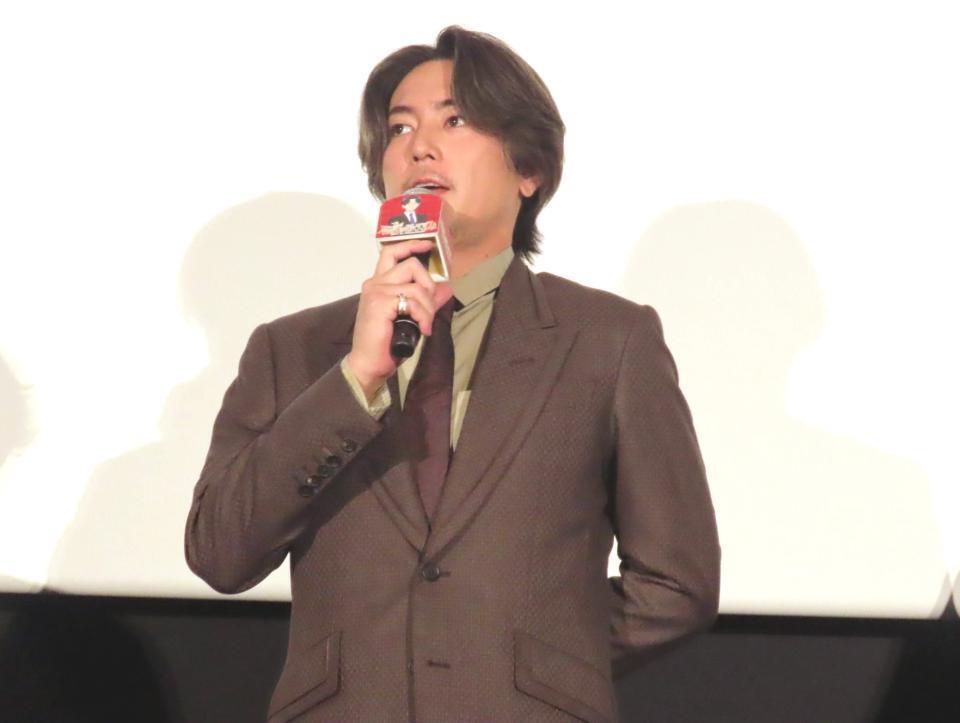 　アニメ映画「不思議の国のアリスと」の舞台あいさつに出席した間宮祥太朗