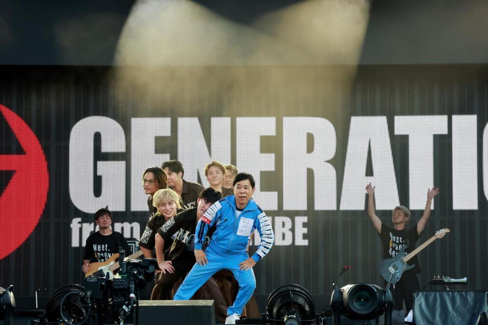 　ＧＥＮＥＲＡＴＩＯＮＳとコラボする岡村隆史（手前）